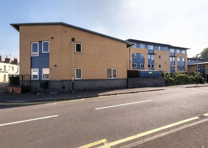For Students Only Private Bedrooms With Shared Kitchen At Shaftesbury Hall In The Heart Of Cheltenham