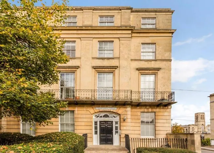 St Marg\'S Hideaway; Grade II Listed Luxury Apartment In The Heart Of Cheltenham - Gateway To The Cotswolds! Sleeps 4 - Outdoor Seating And Free Private Parking!