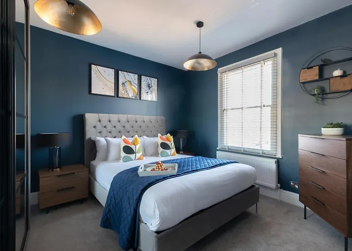 Elliot Oliver - Laverham House - Stunning 6 Bedroom Regency House With Parking