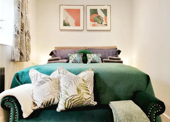 Lansdown 2Br Old Coach House Near Town Centre - Retro Charm & Cozy Vibes By Suitely