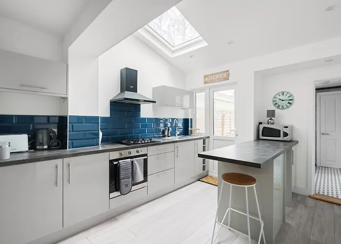 Adorable, Inviting Town House!