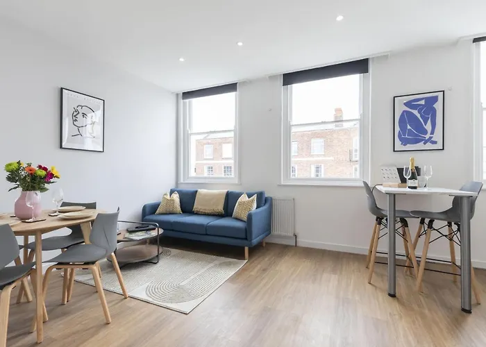 Beautifully Presented Newly Renovated City-Centre Apartment In Cheltenham
