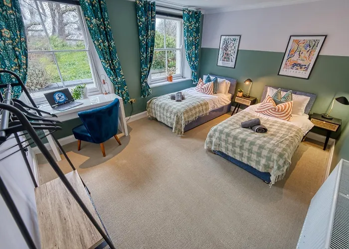 2 Bedroom Stylish Spacious Apt, Sleeps 6, Central Cheltenham, With Free Parking - By Blue Puffin Stays