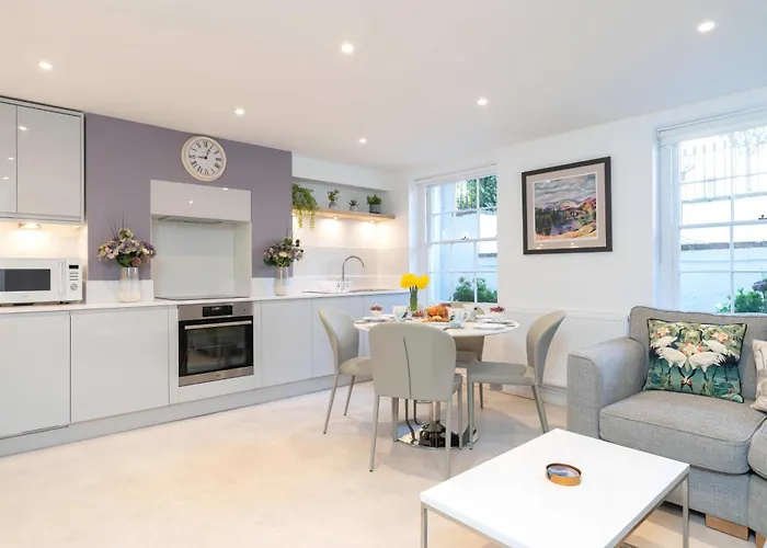 Stunning 2 Bed Basement Flat In The Heart Of Cheltenham!