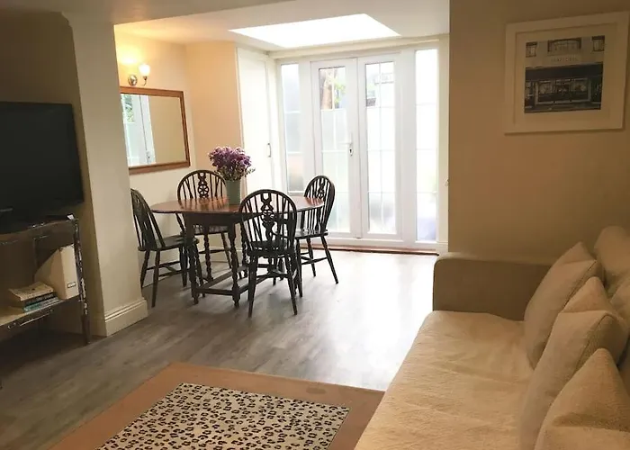 A Self Contained Apartment On The Bath Road