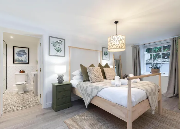 Beautiful 2-Bed 2 Bath Regency Flat With Parking