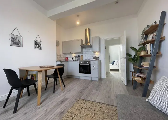Comfy, Modern, Convenient, Parking!