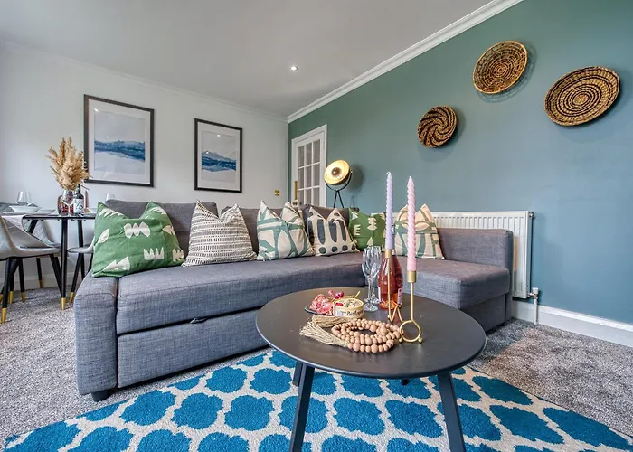 Period-Style 2-Bed Apt, Sleeps 6, Ample Free Parking, Close To Centre