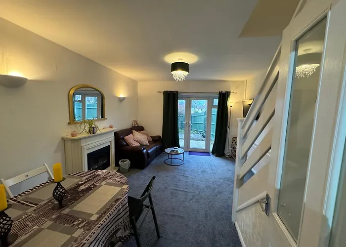 Comfortable Home Away From Home, Spacious 2 Bedroom Town House,Self Catering, Free Parking, Walking Distance To Cheltenham Town Centre