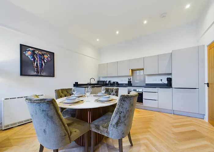 Luxury Town Centre Stay 2-Bed Chapel Conversion With Private Parking