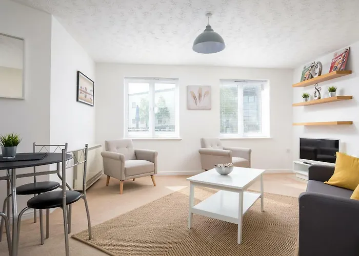 Lloyd Close Cheltenham - Close To Town Centre & Gchq