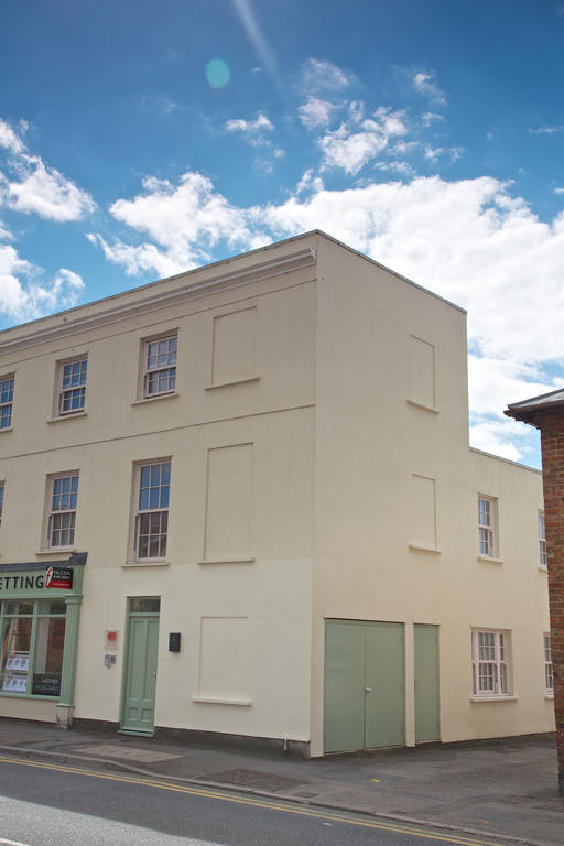 Suffolk Road Apartment *