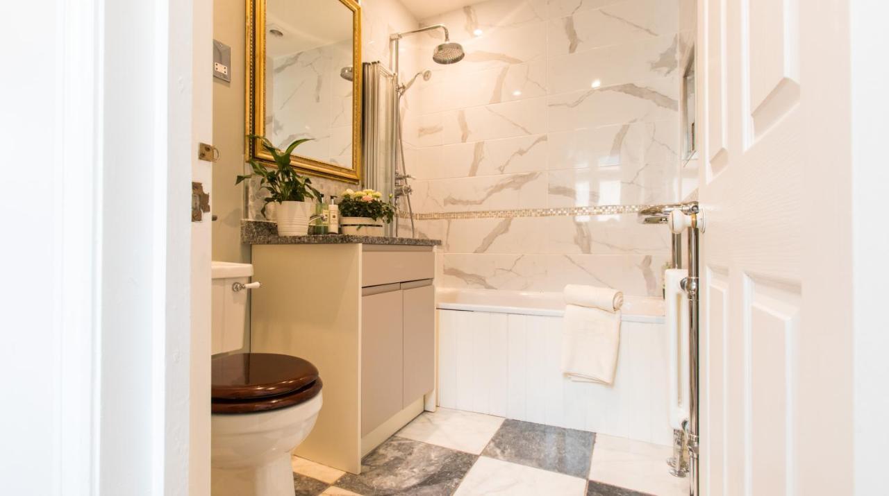 Flat 3, 6 Lypiatt Terrace Gloucestershire Gl50 2sx *