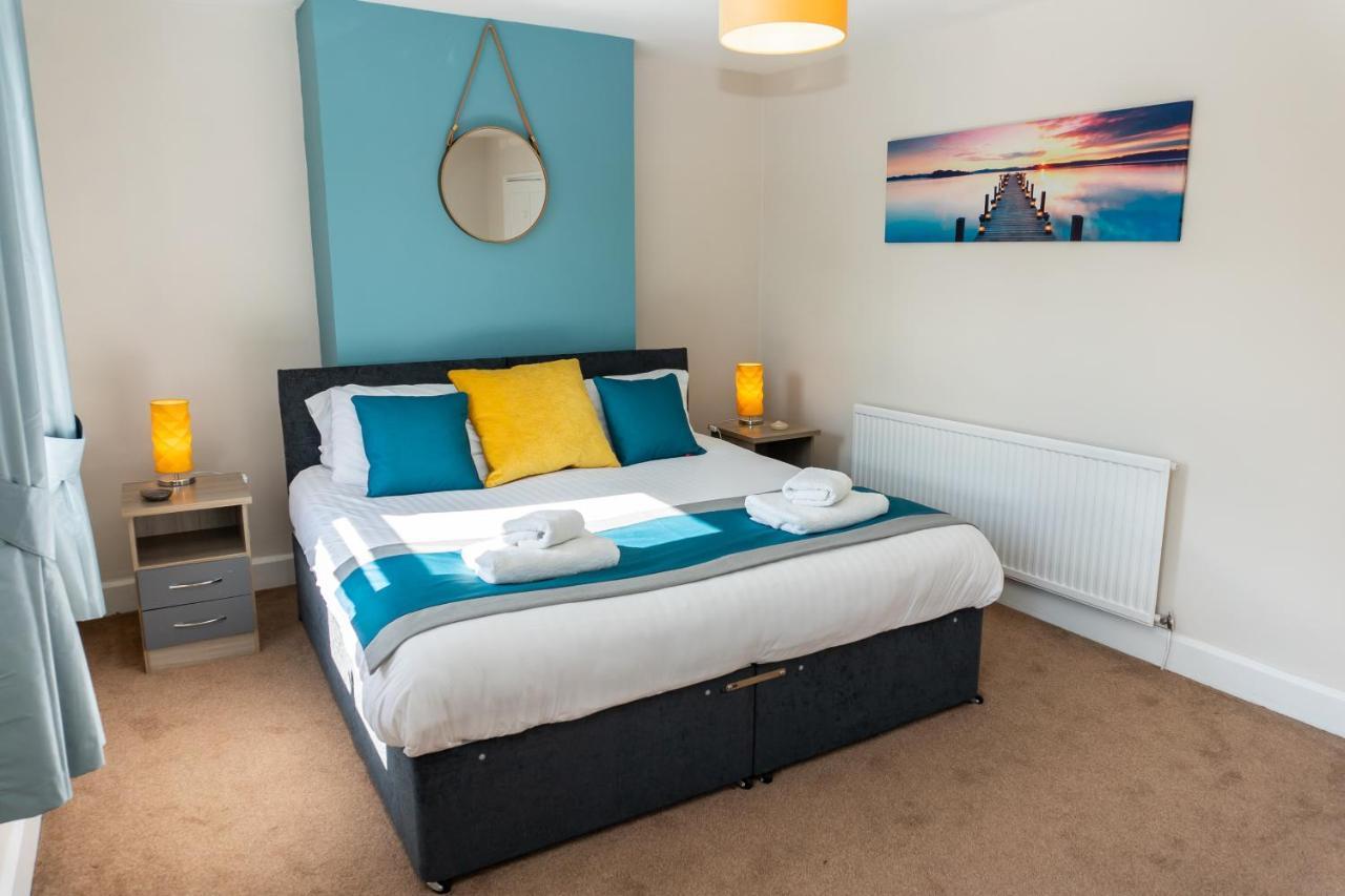 Cheltenham-spacious 2 Bedroom Home-sleeps 6-parking-garden-wifi *