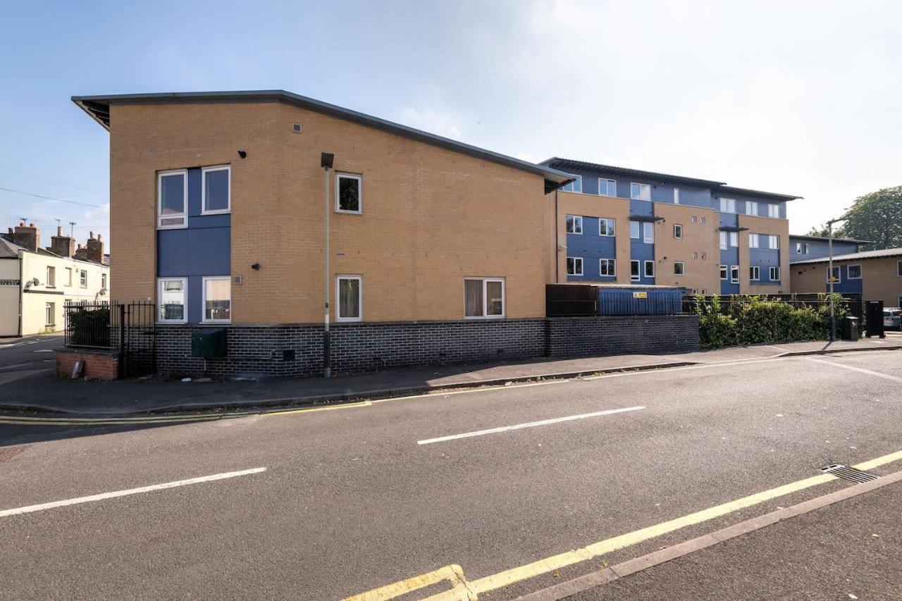 Shaftesbury Hall: Student With Private & Shared Kitchen Apartment Cheltenham