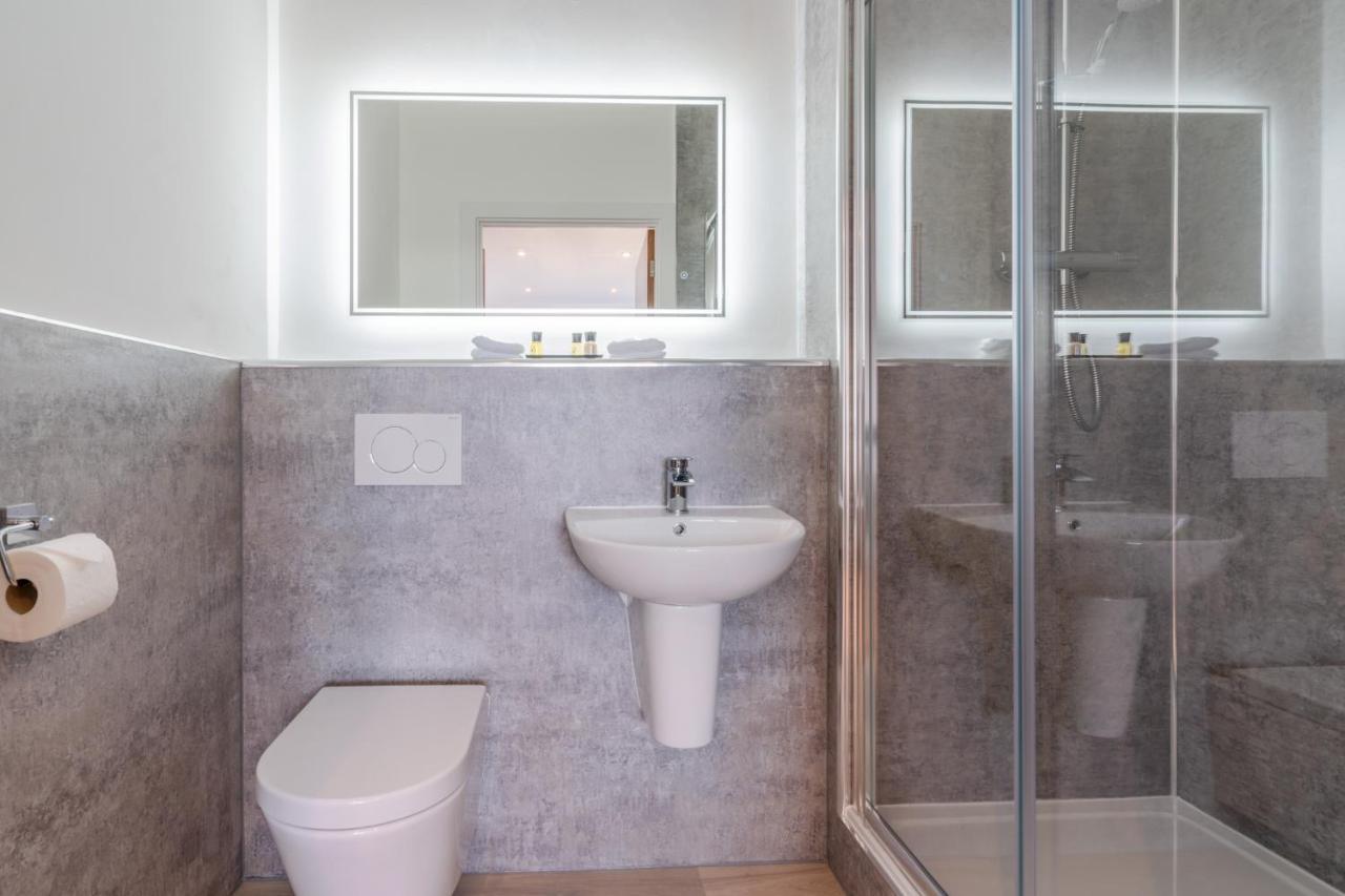 Penthouse With Hot Tub & Views 22 Cheltenham