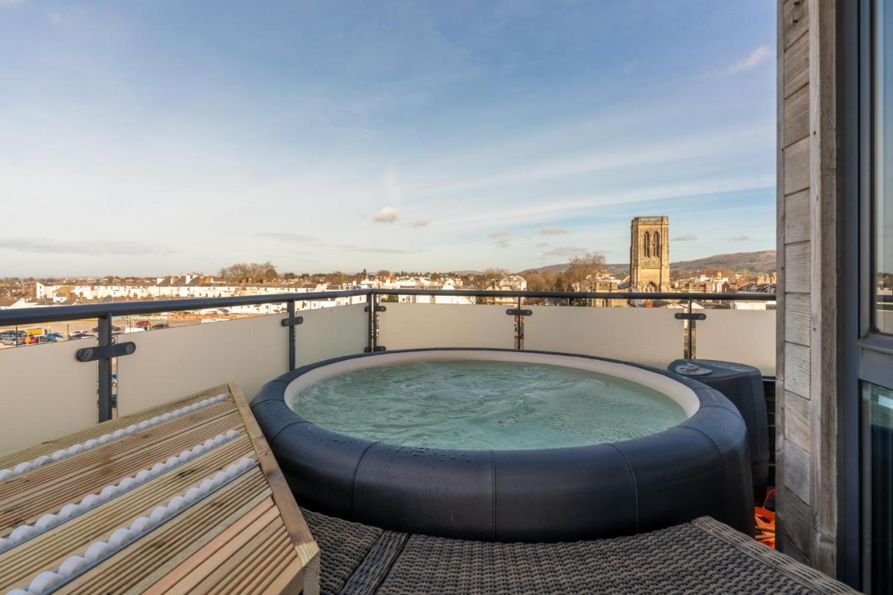 Penthouse With Hot Tub & Views 22 *