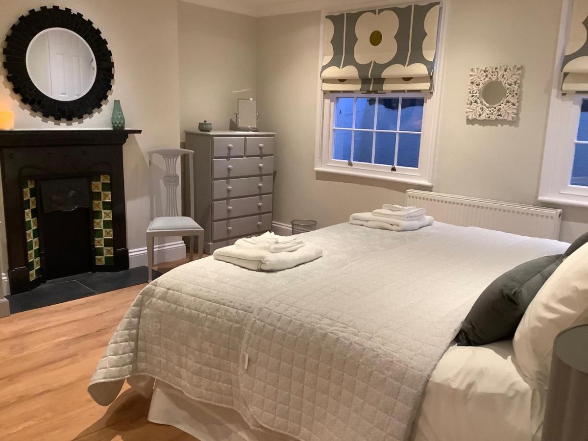 Luxury Refurbished 2 Bedroom Regency Apartment