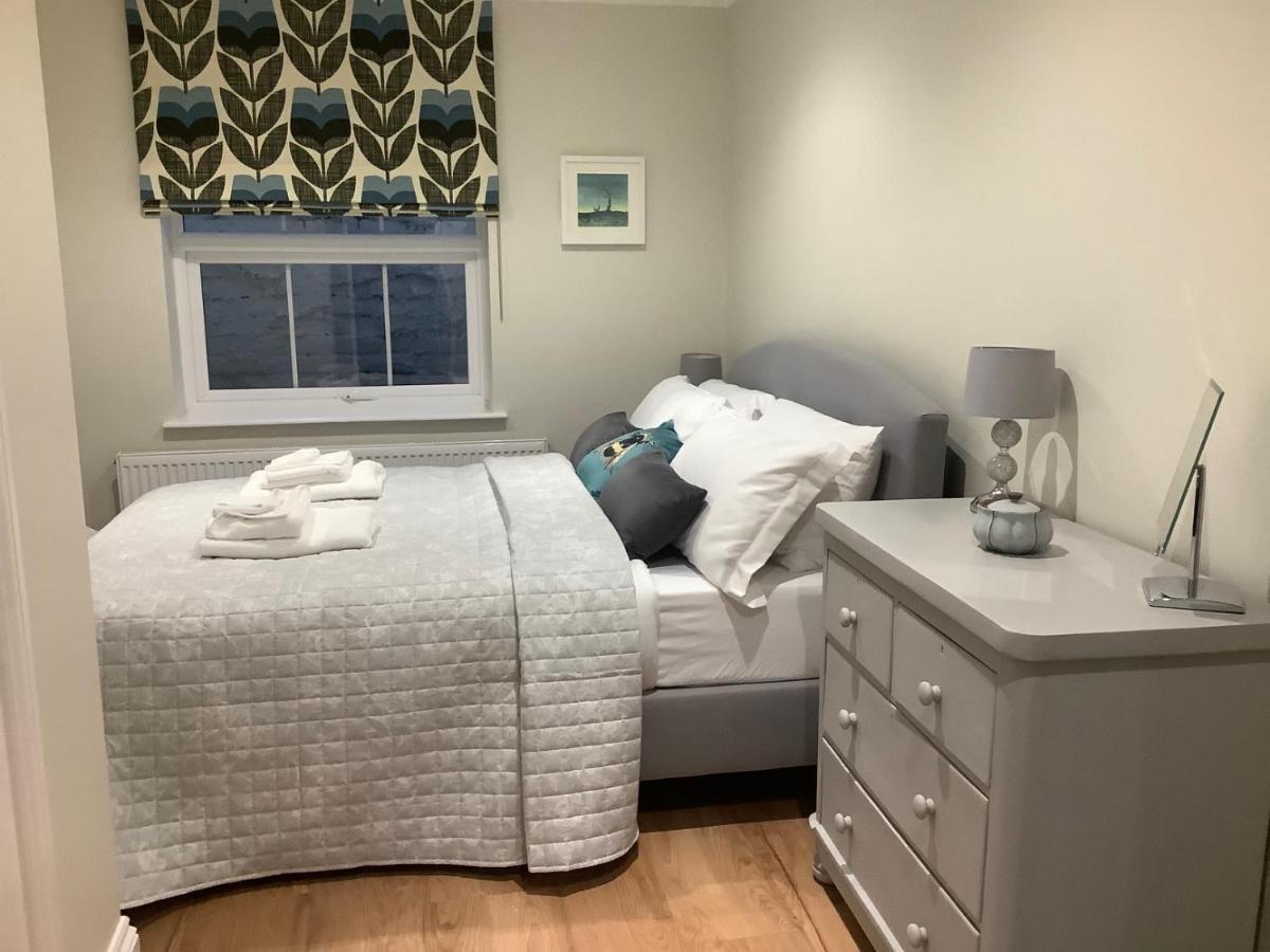 Luxury Refurbished 2 Bedroom Regency Apartment *
