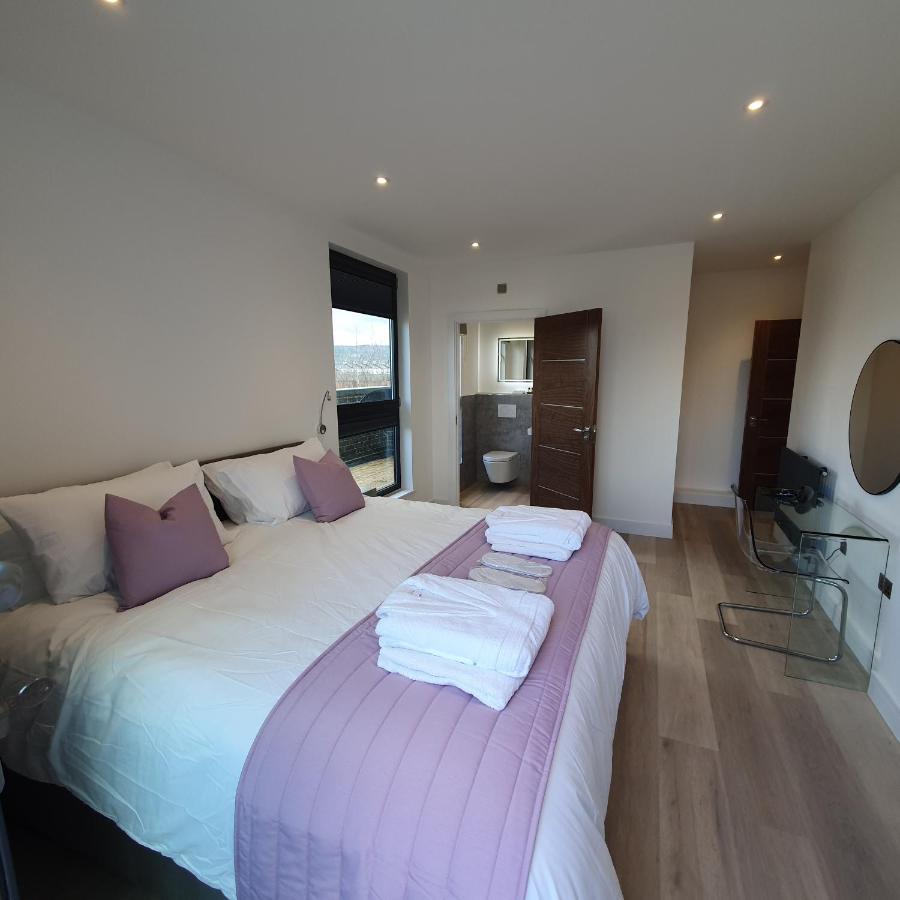 Penthouse With Hot Tub & Views 24 Cheltenham