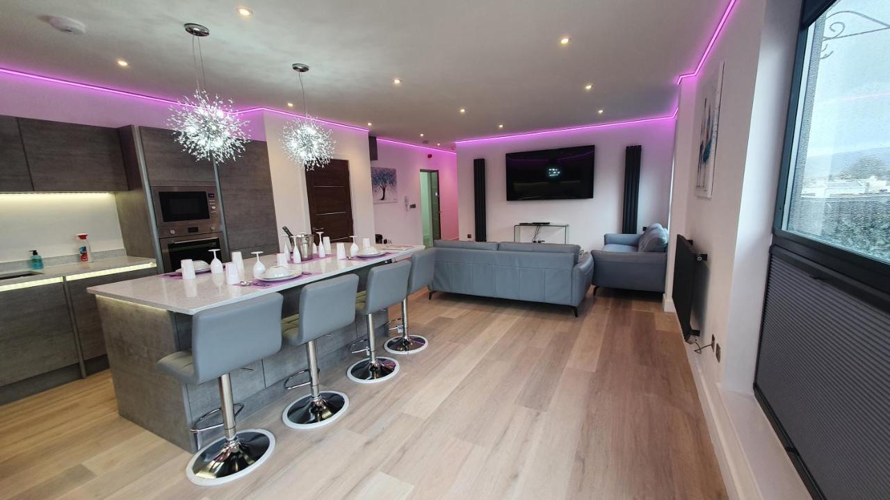 Penthouse With Hot Tub & Views 24 Cheltenham