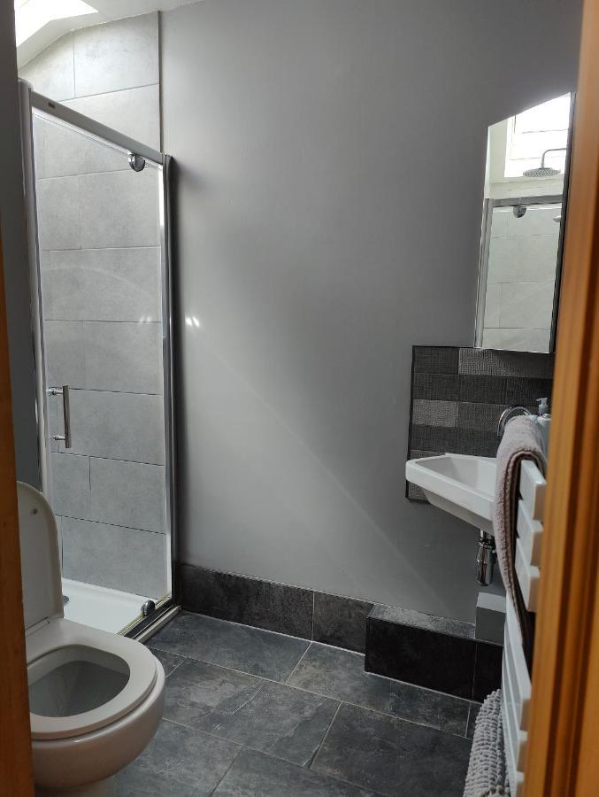 Town Centre House With Free Parking *
