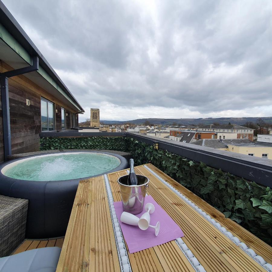 Penthouse With Hot Tub & Views 24 *