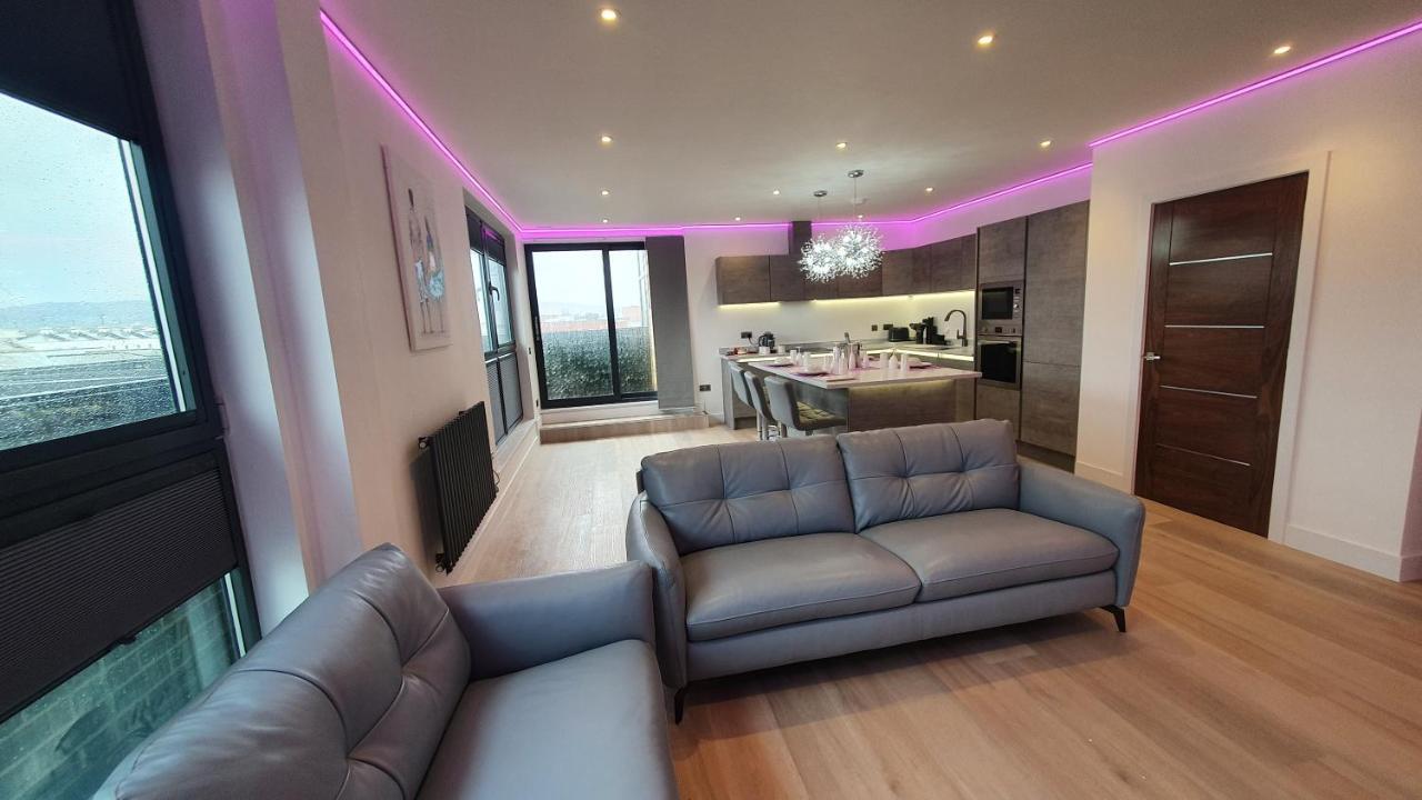 Penthouse With Hot Tub & Views 24 Apartment Cheltenham