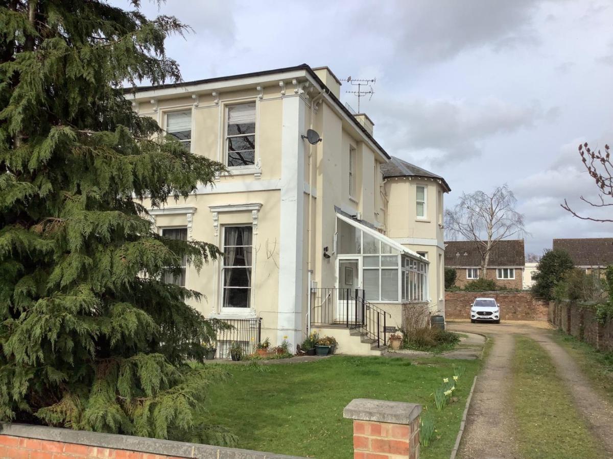 Luxury Refurbished 2 Bedroom Regency *