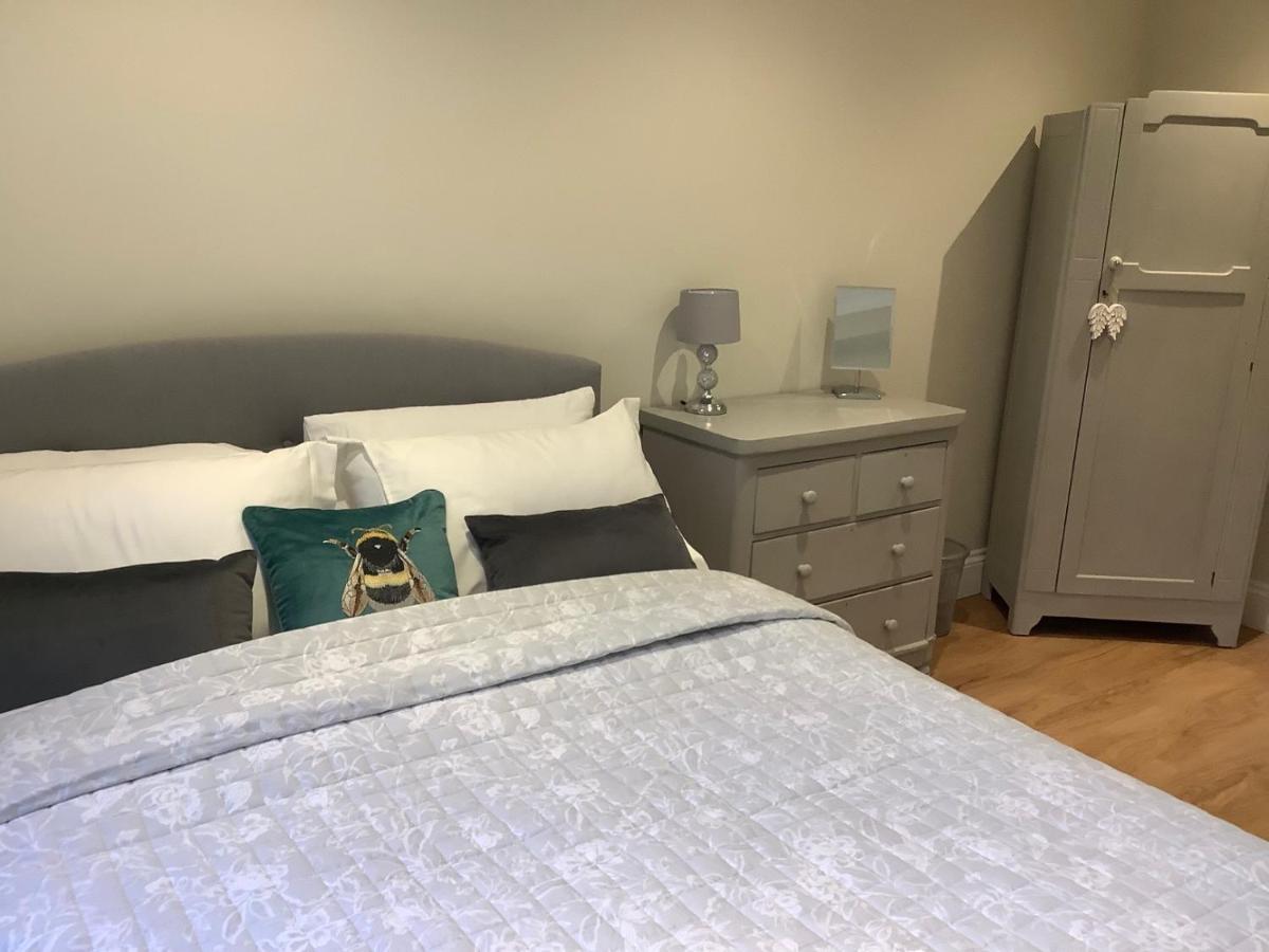 Apartment Luxury Refurbished 2 Bedroom Regency *