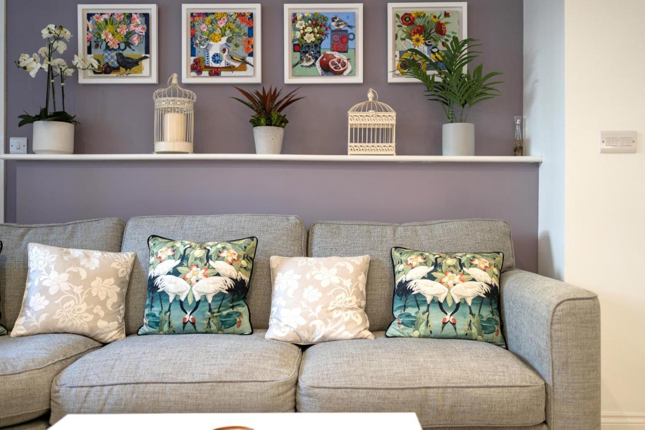 Stunning 2 Bed Basement Flat In The Heart Of Cheltenham! Apartment *