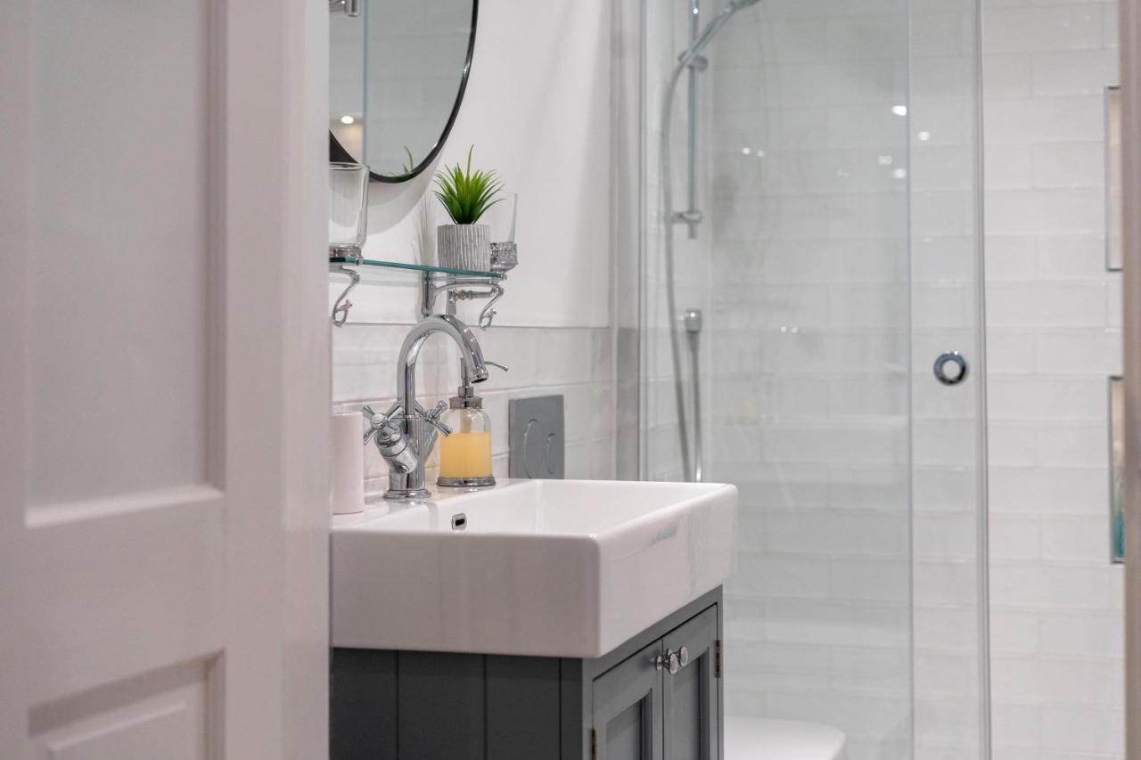 Stunning 2 Bed Basement Flat In The Heart Of Cheltenham! * Cheltenham