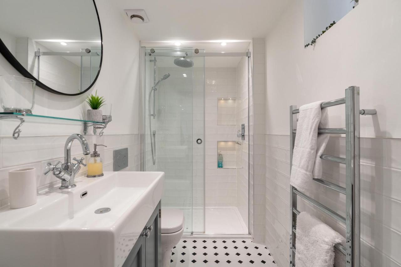 Stunning 2 Bed Basement Flat In The Heart Of Cheltenham! Apartment