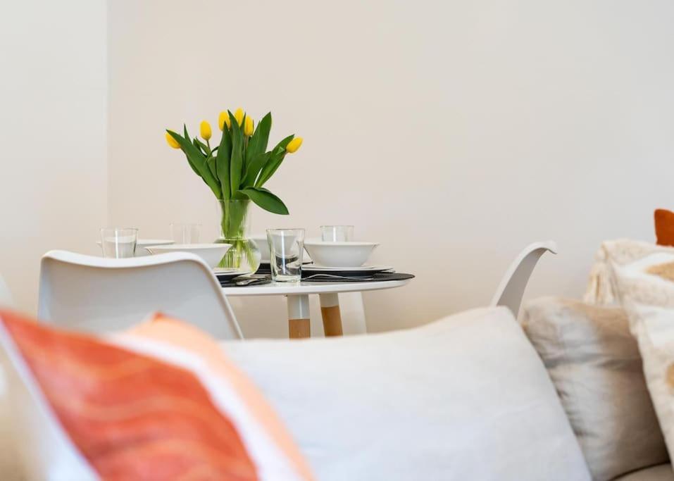 Content-living Apartment Cheltenham