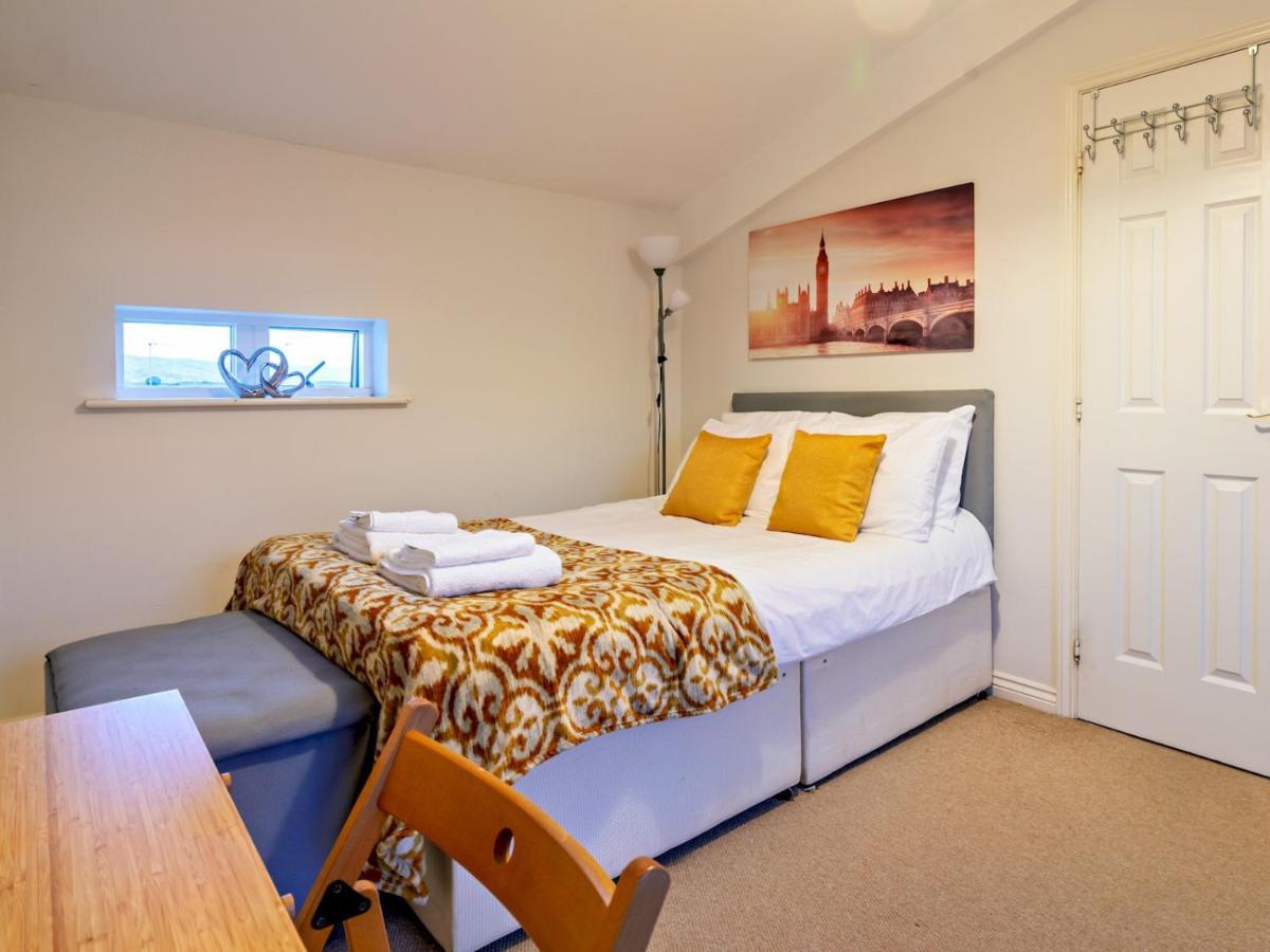 Pass The Keys Modern Townhouse With Secure Parking And Garden *