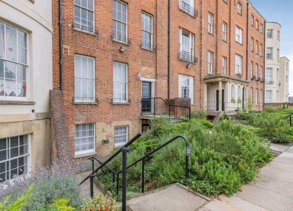 St Marg's Hideaway: Grade Ii Listed Luxury In Cheltenham's Heart