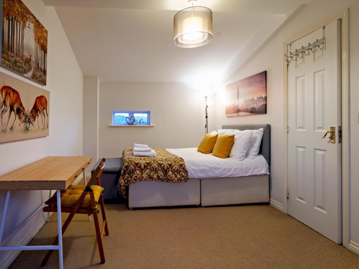 Pass The Keys Modern Townhouse With Secure Parking And Garden Holiday home Cheltenham