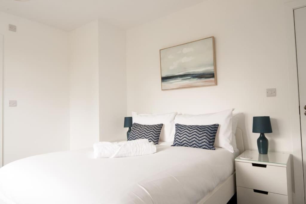 The Spitfire - Renovated 3-bed House In Cheltenham, Sleeps 8 *