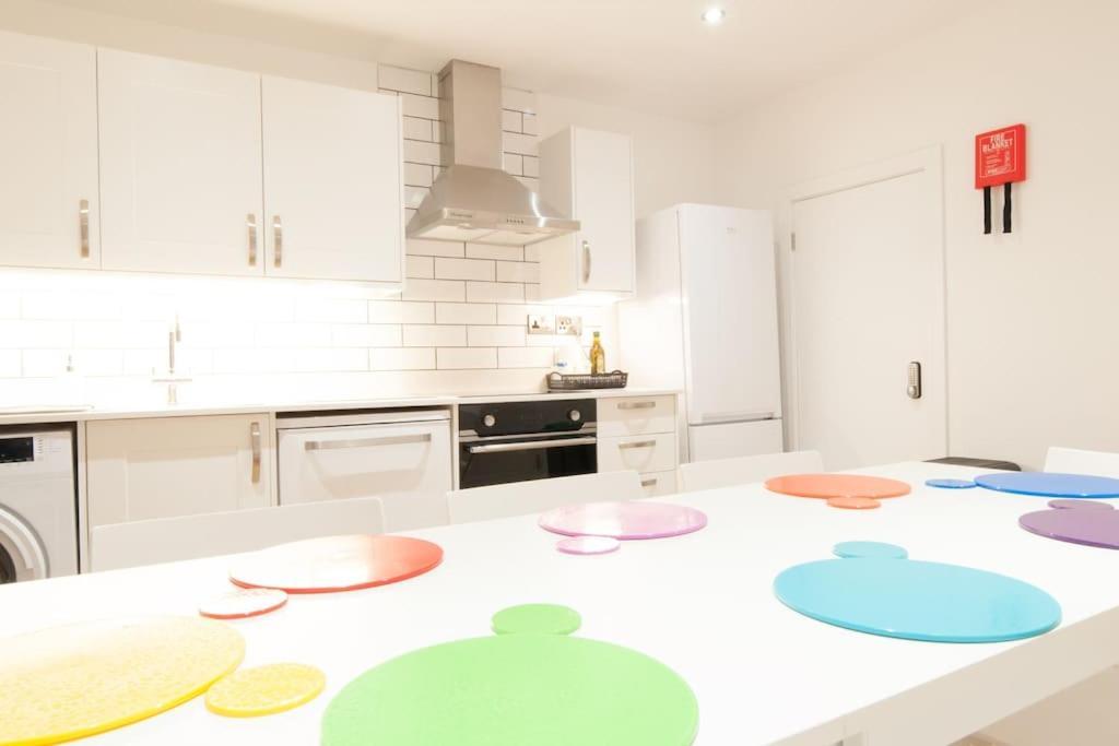 The Spitfire - Renovated 3-bed House In Cheltenham, Sleeps 8 Holiday home *