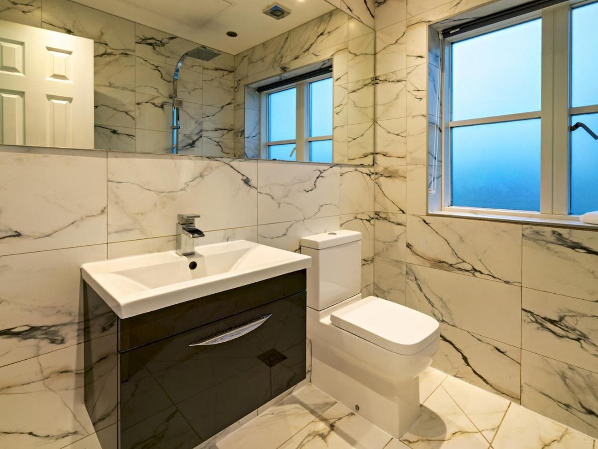Pass The Keys Modern Townhouse With Secure Parking And Garden
