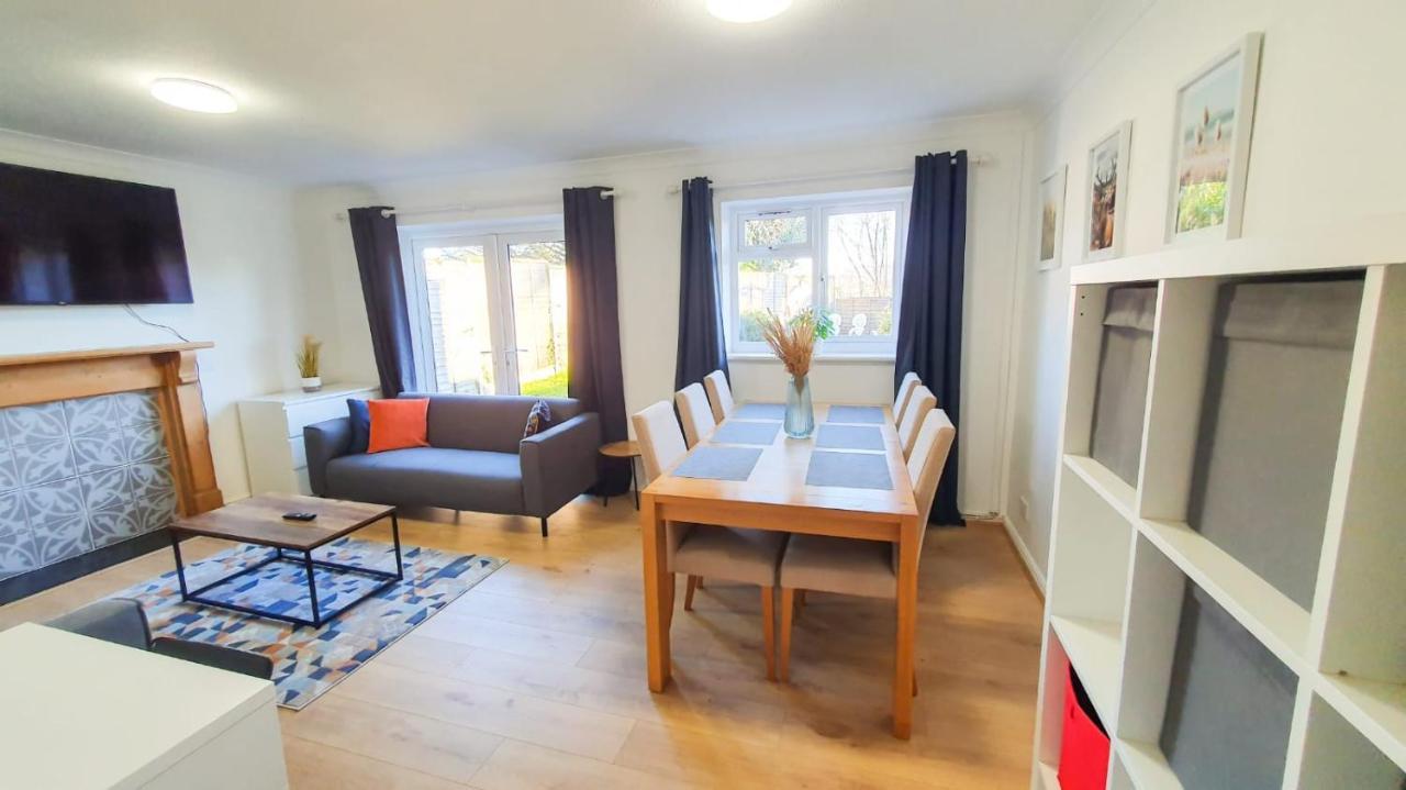 Cheerful 4-bedroom In With Free Parking On Premises