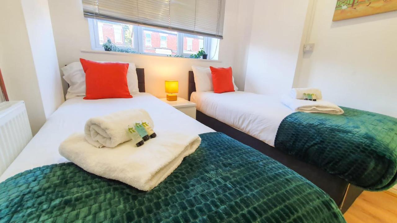 Holiday home Cheerful 4-bedroom In With Free Parking On Premises *