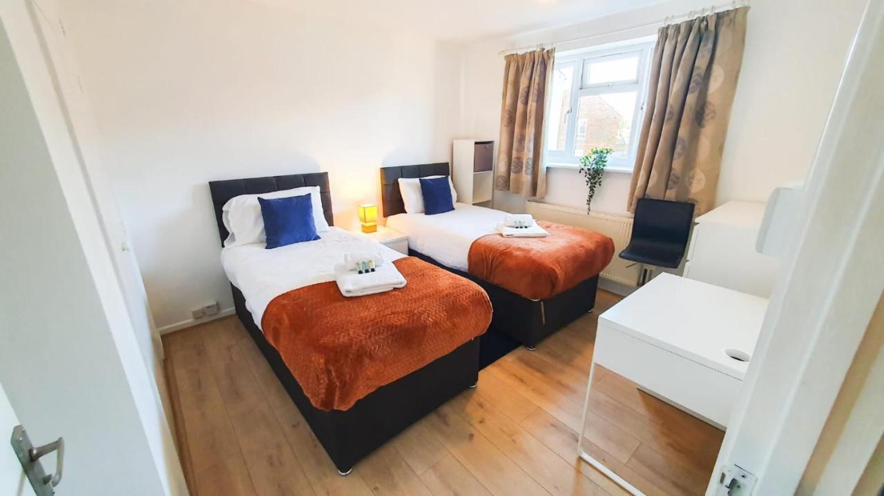 Cheerful 4-bedroom In With Free Parking On Premises Cheltenham