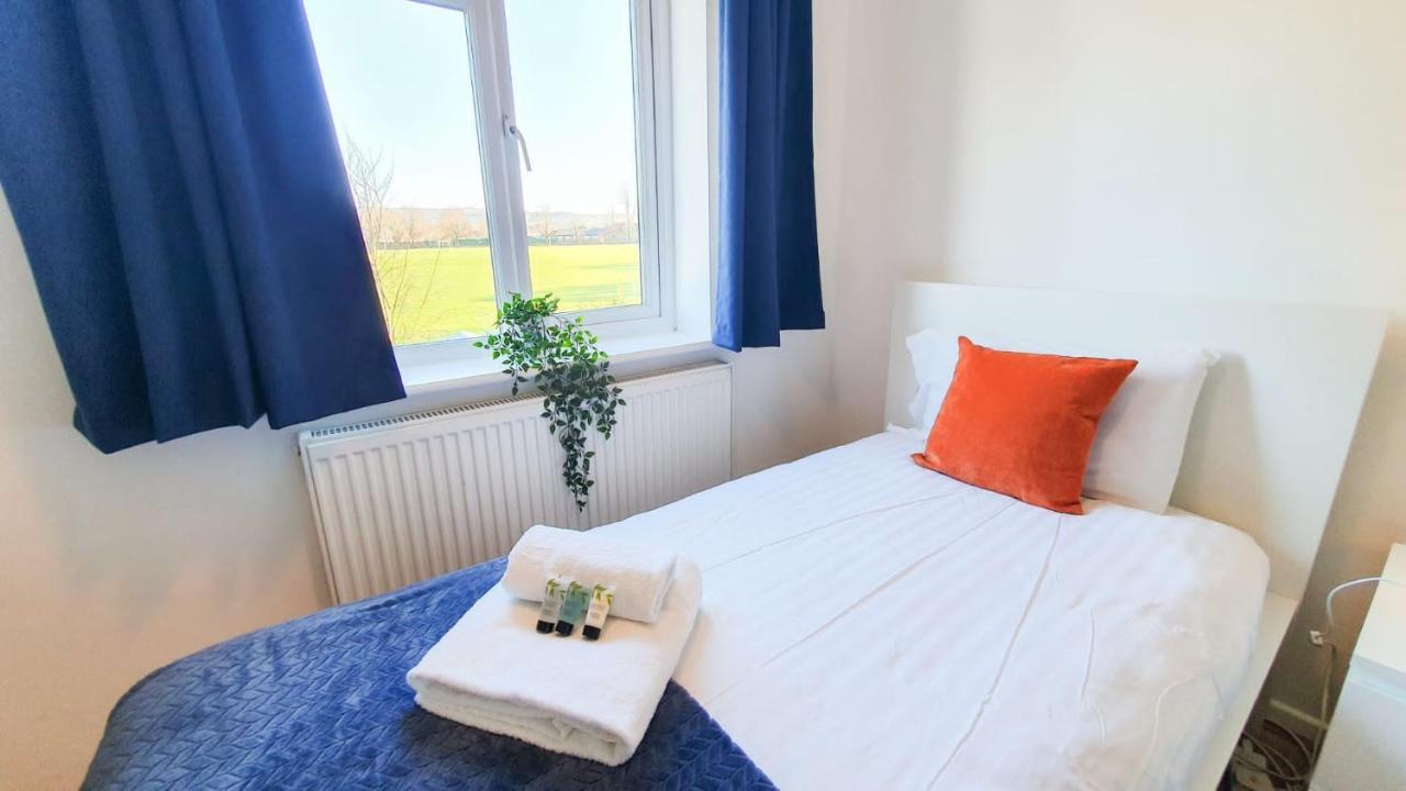 Cheerful 4-bedroom In With Free Parking On Premises