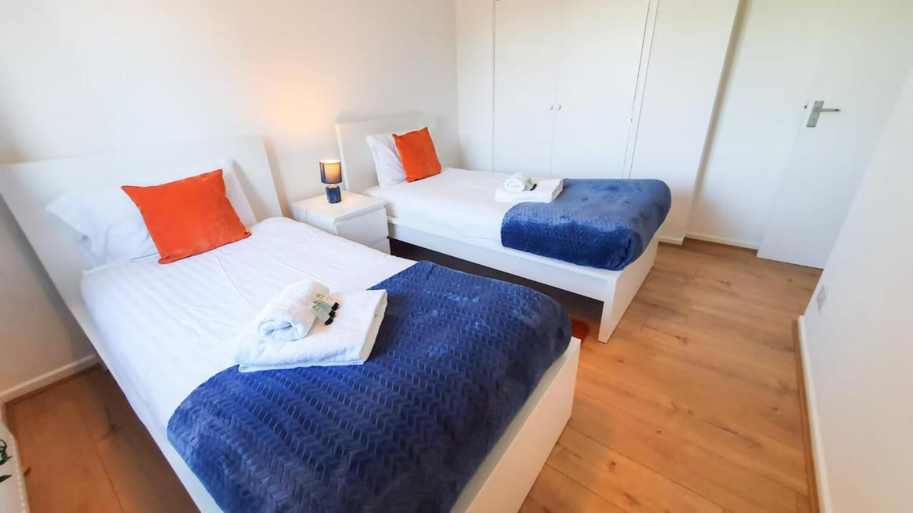 Holiday home Cheerful 4-bedroom In With Free Parking On Premises *