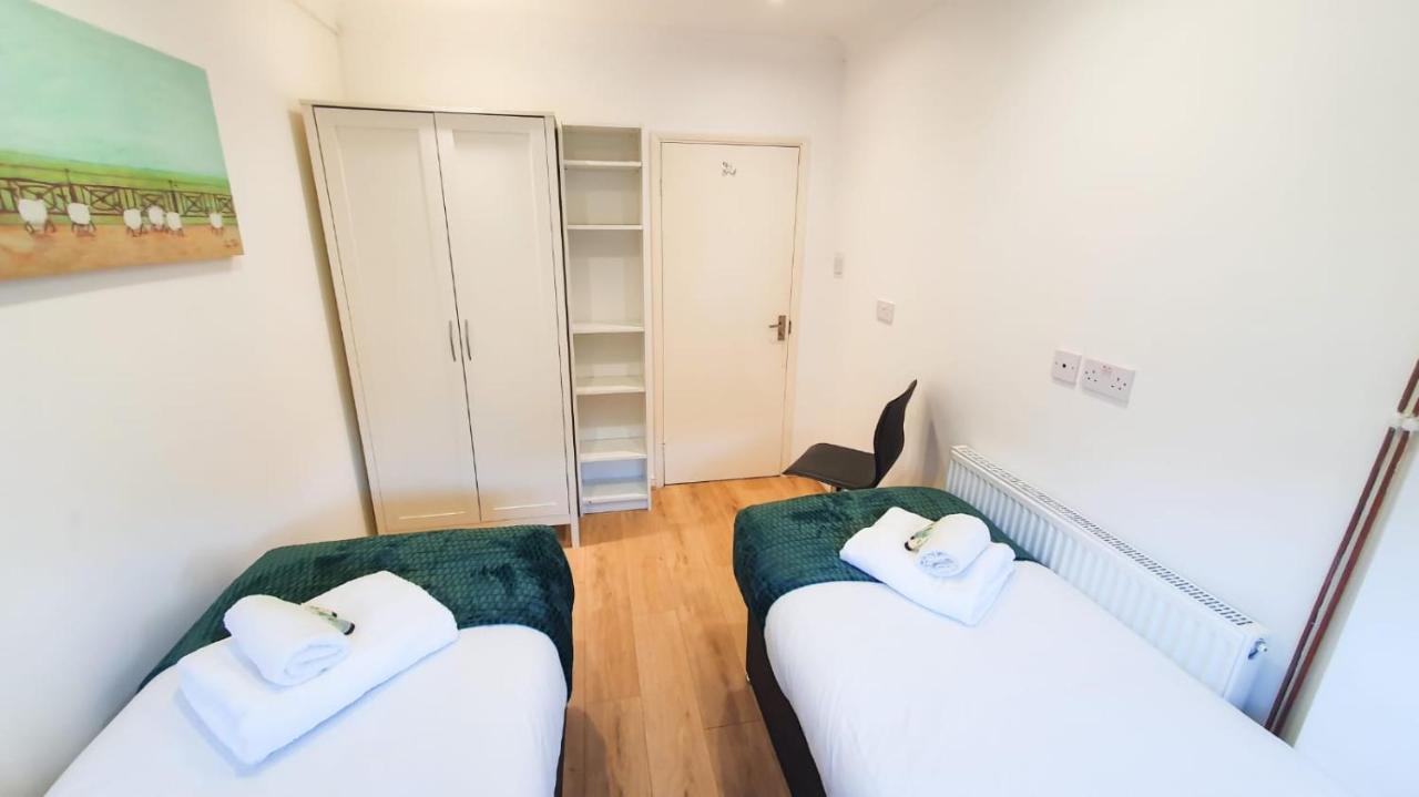 Cheerful 4-bedroom In With Free Parking On Premises Holiday home