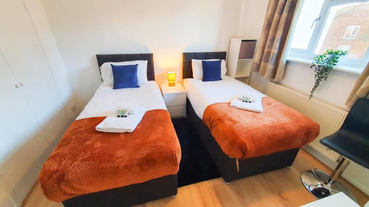 Cheerful 4-bedroom In With Free Parking On Premises