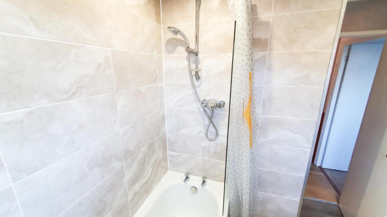 Cheerful 4-bedroom In With Free Parking On Premises *
