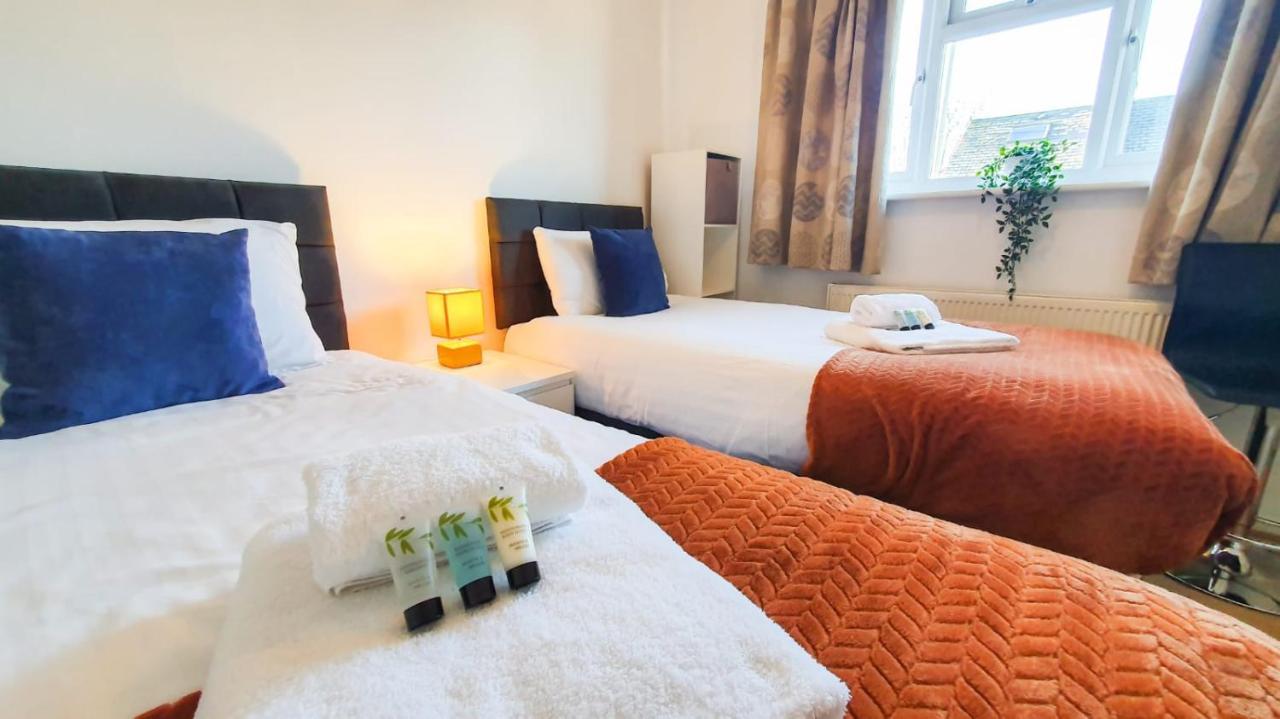 Cheerful 4-bedroom In With Free Parking On Premises Holiday home Cheltenham