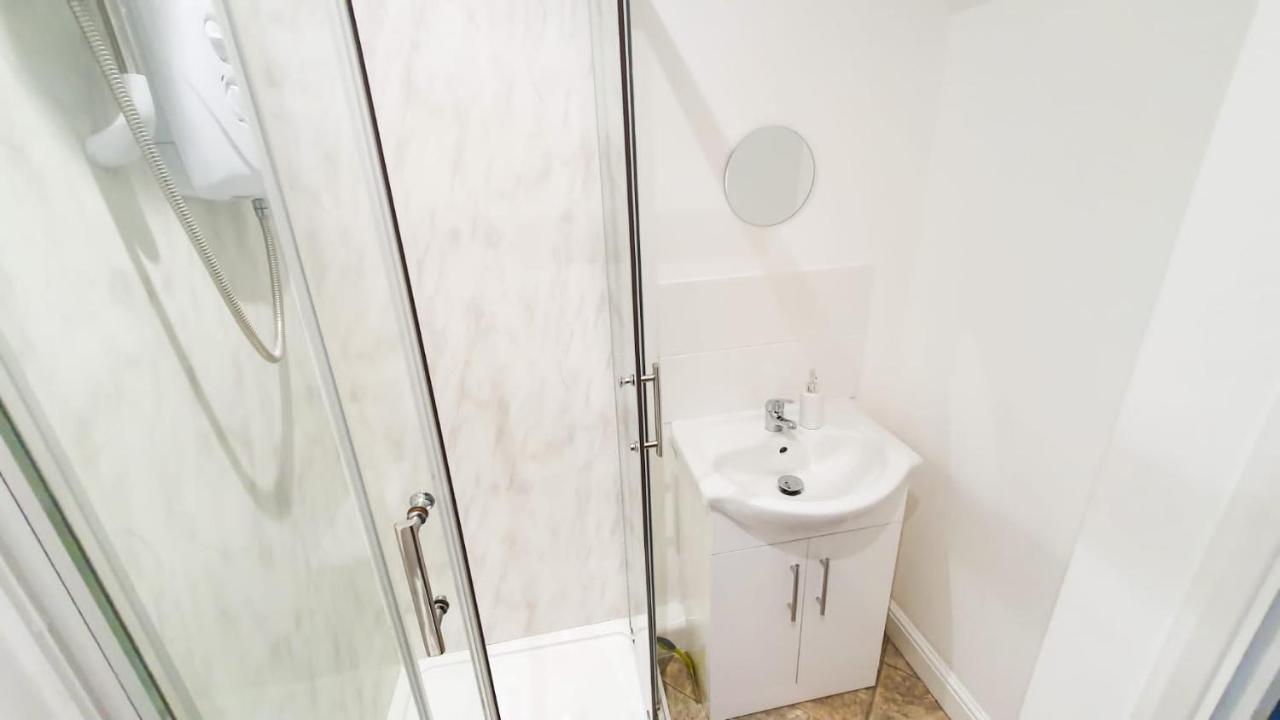Cheerful 4-bedroom In With Free Parking On Premises